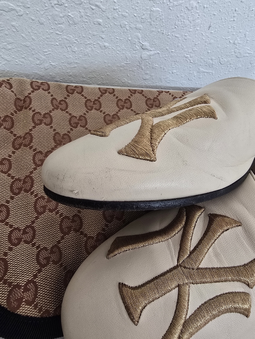 Gucci NY Yankees Cream Leather Slip-On Mules Gold Embroidered Logo Sz 37 In Box - Picture 9 of 13